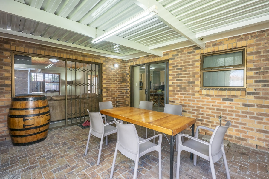 5 Bedroom Property for Sale in De Oude Spruit Western Cape